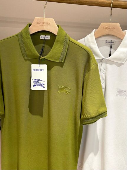Polo verde oliva e bianca classica, eleganti e versatili per ogni stile.
