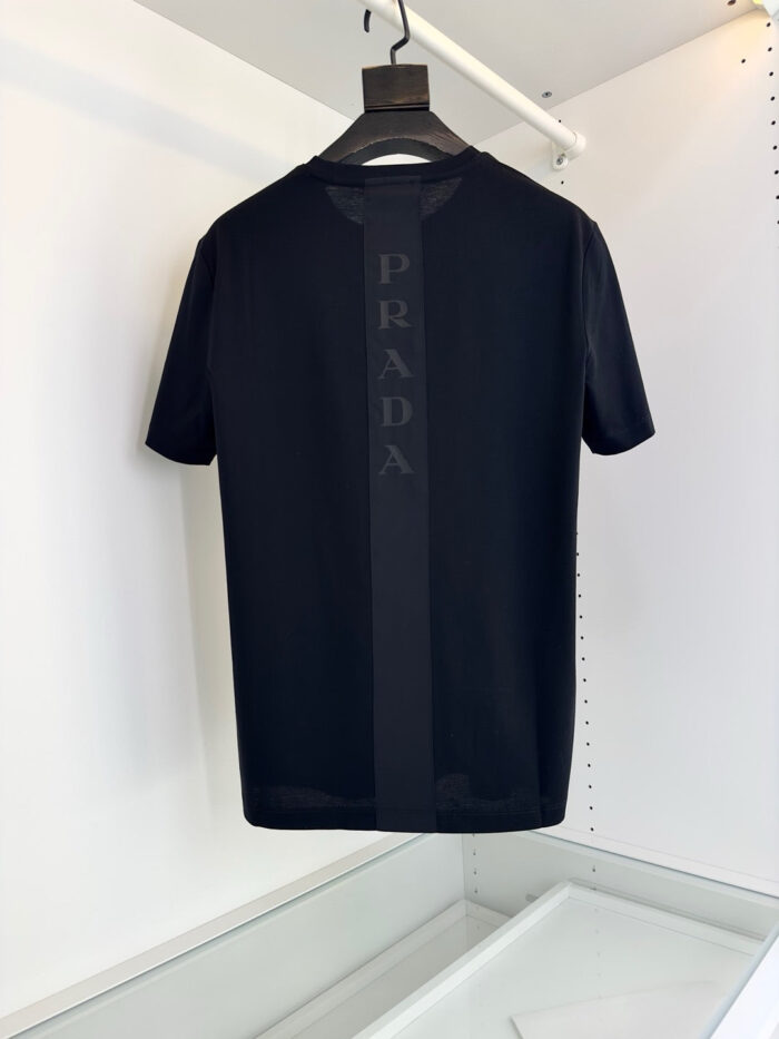 T-shirt Prada nero, design minimalista con logo verticale, stile elegante e contemporaneo.