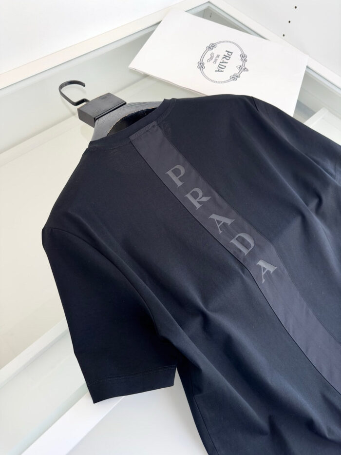 Maglietta nera Prada con logo verticale elegante, stile moderno e dettagli di alta qualità.