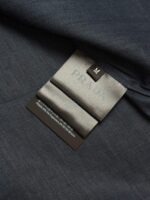 Etichetta Prada su tessuto blu navy di alta qualità, simbolo di eleganza e lusso.