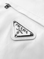 Logo Prada su tessuto bianco di alta moda, dettagli eleganti e materiali di lusso.
