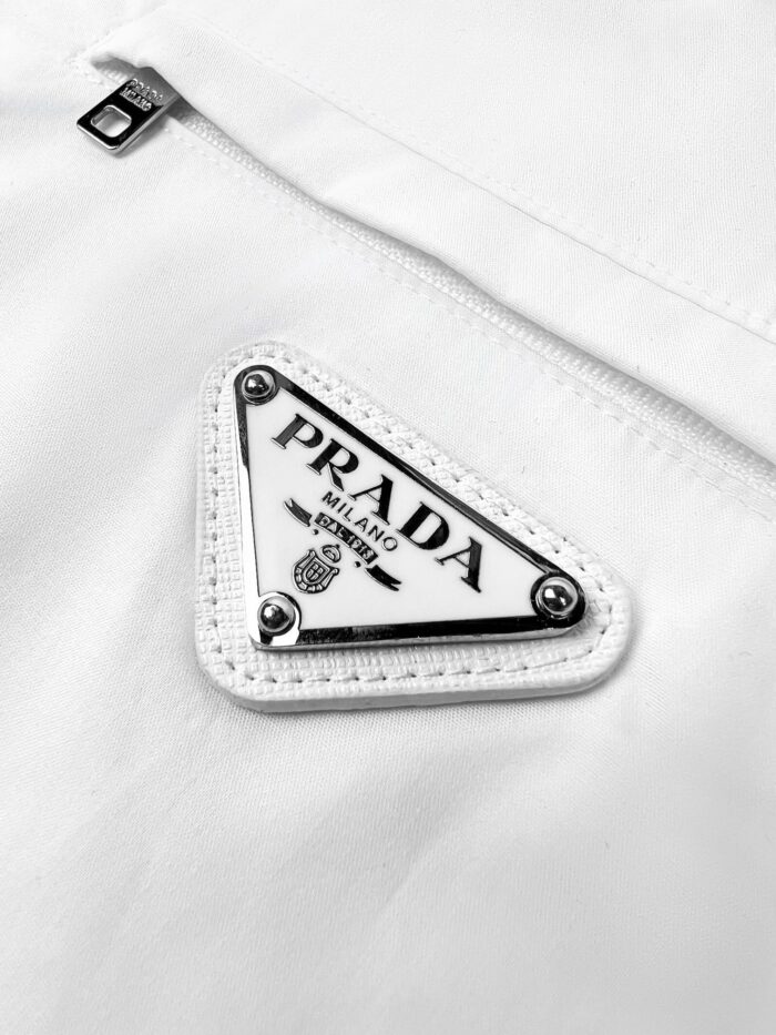 Logo Prada su tessuto bianco di alta moda, dettagli eleganti e materiali di lusso.