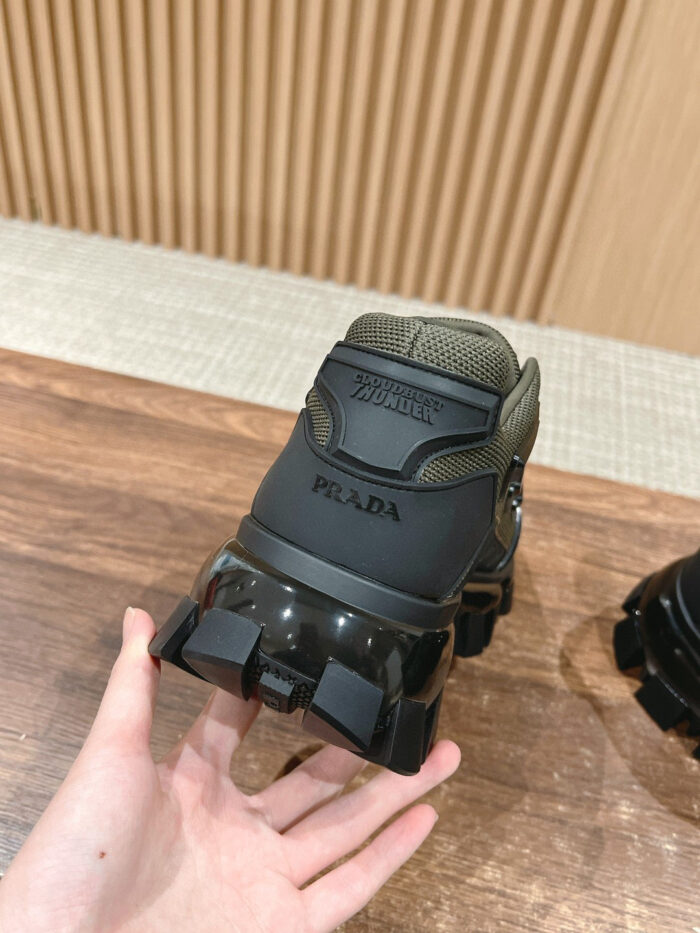 Sneaker Prada nera e verde oliva con suola robusta, stile urbano e design di lusso