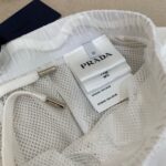 Giacca sportiva Prada con etichetta di lusso, dettagli moderni e design casual elegante.