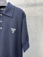 Polo Prada navy blue, elegante, logo ricamato, versatile e di alta qualità.