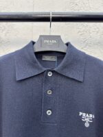 Maglietta polo Prada blu navy con logo ricamato, stile elegante e di alta qualità.