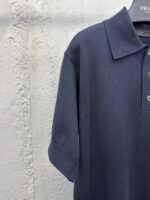 Polo Prada navy uomo, elegante, di alta qualità, stile classico e raffinato.