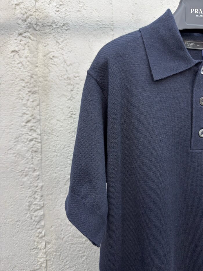 Polo Prada navy uomo, elegante, di alta qualità, stile classico e raffinato.