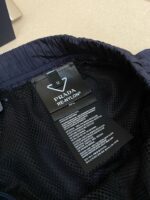 Etichetta interna Prada Re-Nylon, giacca ecologica di lusso, taglia M e istruzioni di cura.