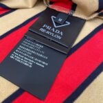 Giacca Prada Re-Nylon a strisce, sostenibile ed elegante, con etichetta di alta moda italiana.