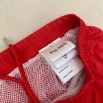 Pantaloncini sportivi Prada rossi in tessuto leggero con fodera in mesh e cintura elasticizzata.