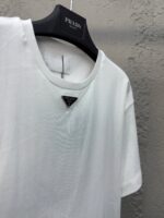 T-shirt bianca Prada con logo triangolare, elegante, leggera e versatile, perfetta per ogni look.