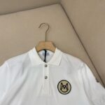Maglia polo bianca di qualità con logo ricamato elegante su collettoClassico, perfetta per stile raffinato.