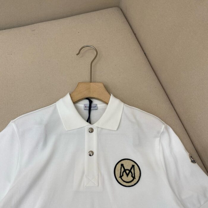 Maglia polo bianca di qualità con logo ricamato elegante su collettoClassico, perfetta per stile raffinato.