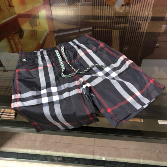 Shorts casual in tessuto leggero a quadri rosso, nero e bianco, perfetti per l’estate.