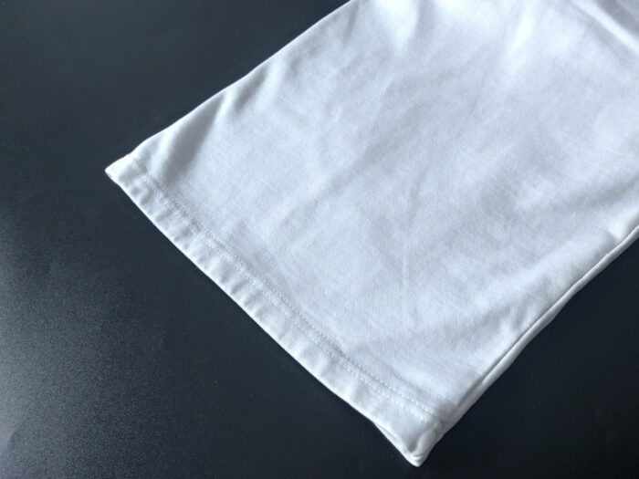 Tessuto di cotone bianco di alta qualità, morbido, rifinito e versatile per abbigliamento elegante o casual.