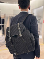 Uomo elegante con zaino stiloso in ambiente di lusso e moda moderna
