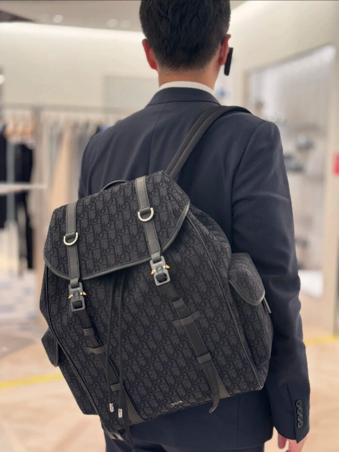 Uomo elegante con zaino stiloso in ambiente di lusso e moda moderna