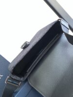 Borsa messenger nera in pelle sintetica con tracolla regolabile e dettagli metallici sobri.