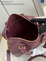 Borsa in pelle viola aperta, elegante e spaziosa, con interno raffinato e senza dettagli decorativi.