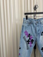 Jeans moderni con puzzle viola, nero e testo CLOTHES in stile streetwear contemporaneo.
