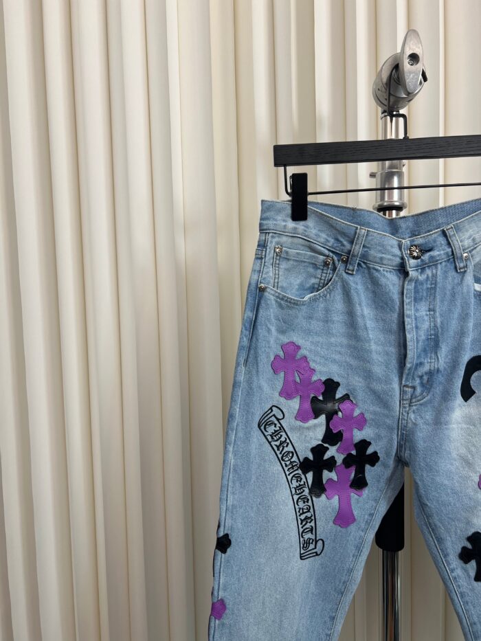 Jeans moderni con puzzle viola, nero e testo CLOTHES in stile streetwear contemporaneo.