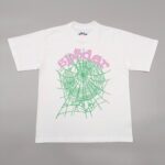 T-shirt bianca con grafica di ragno verde e testo rosa style streetwear casuale.