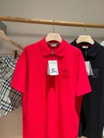 Polo rossa e nera con shorts a quadri, look estivo casual e alla moda.