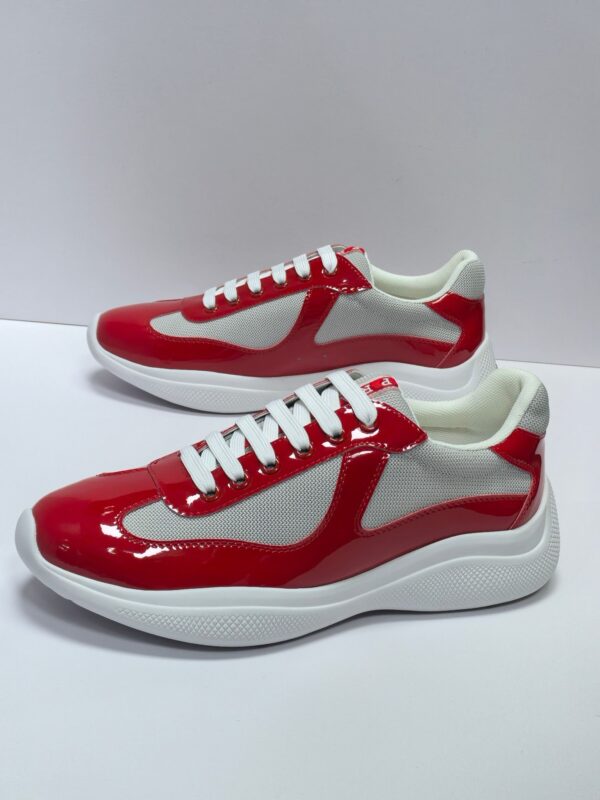 Sneakers rosso e bianco moderne, stile sportivo, comfort e design versatile per ogni occasione.