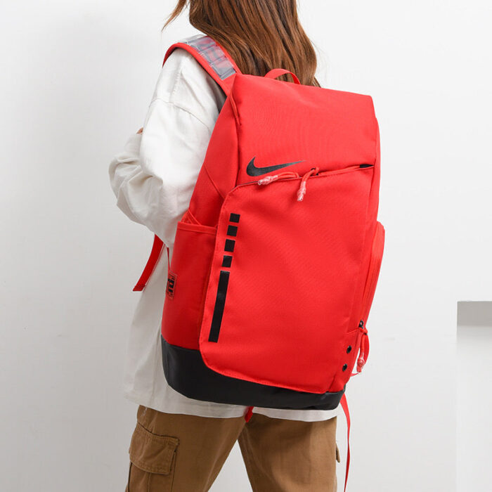 Zaino rosso sportivo e moderno con scomparti, ideale per stile casual e attività quotidiane.