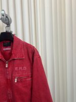 Giacca in jeans rossa con ricamo E.R.D., stile urbano e casual, ideale per outfit moderni.