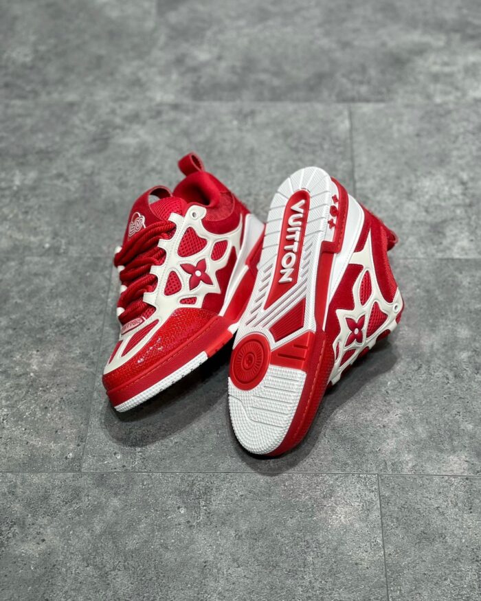 Sneakers rosse moderne con dettagli cut-out floreali, suola bianca spesso e design di tendenza.