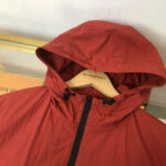 Giaccone rosso moda uomo con cappuccio, stile casual e resistente allacqua, marca Burberry.