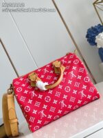 Borsa Louis Vuitton rossa con logo monogramma e dettagli eleganti, stile moderno e sofisticato.