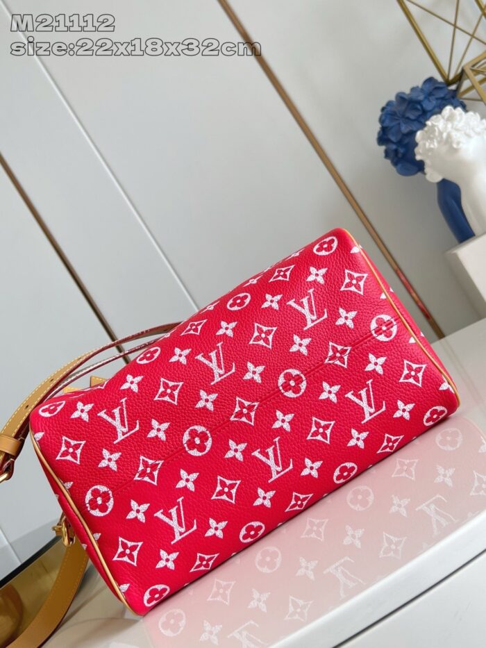 Borsa Louis Vuitton rossa con monogramma, manici beige e design elegante per ogni occasione.