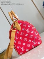 Borsa Louis Vuitton Monogram Rosso, semi-ovale, con tracolla regolabile e dettagli dorati.