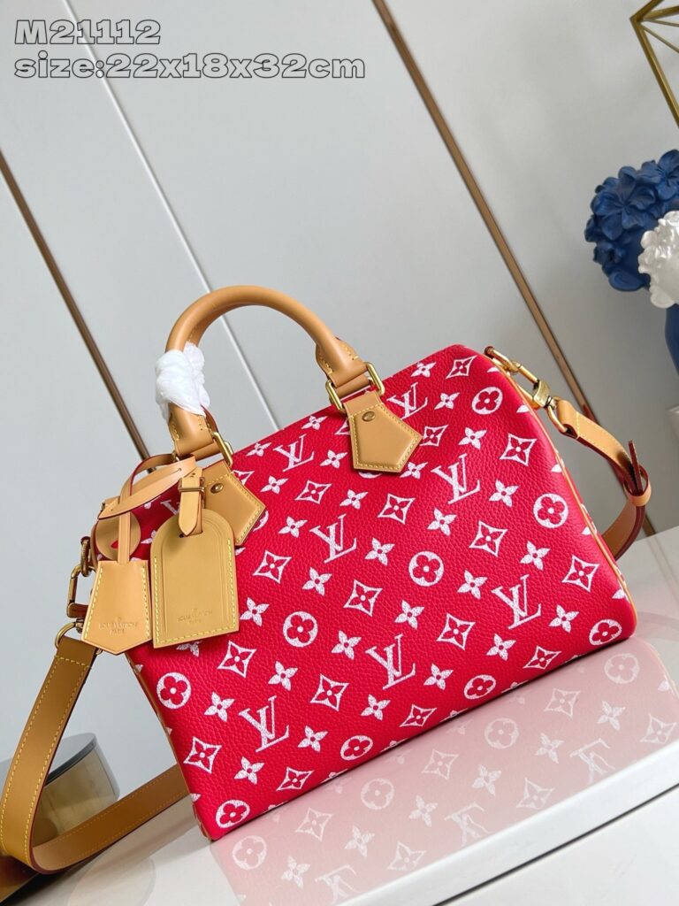 Borsa Louis Vuitton rossa con manici in pelle, elegante e versatile per ogni occasione.