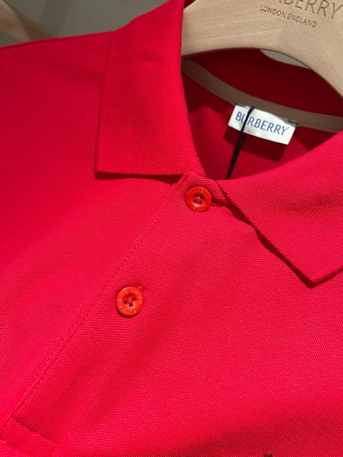 Polo rossa Burberry di lusso, tessuto elastico, dettagli eleganti, stile casual sofisticato.