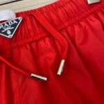 Pantaloncini Prada Rossi Estivi di Lusso con Logo Elegante e Dettagli di Qualità.