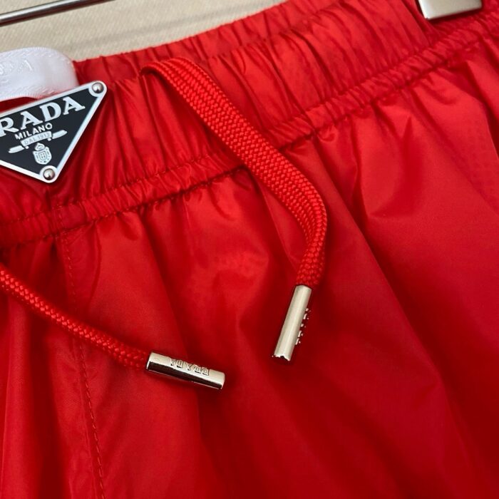 Pantaloncini Prada Rossi Estivi di Lusso con Logo Elegante e Dettagli di Qualità.