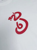Maglietta bianca con grafica moderna numero 3 e serpente rosso vibrante.
