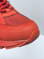Sneaker da ginnastica rossa, stile sportivo, traspirante e con suola antiscivolo elegante.