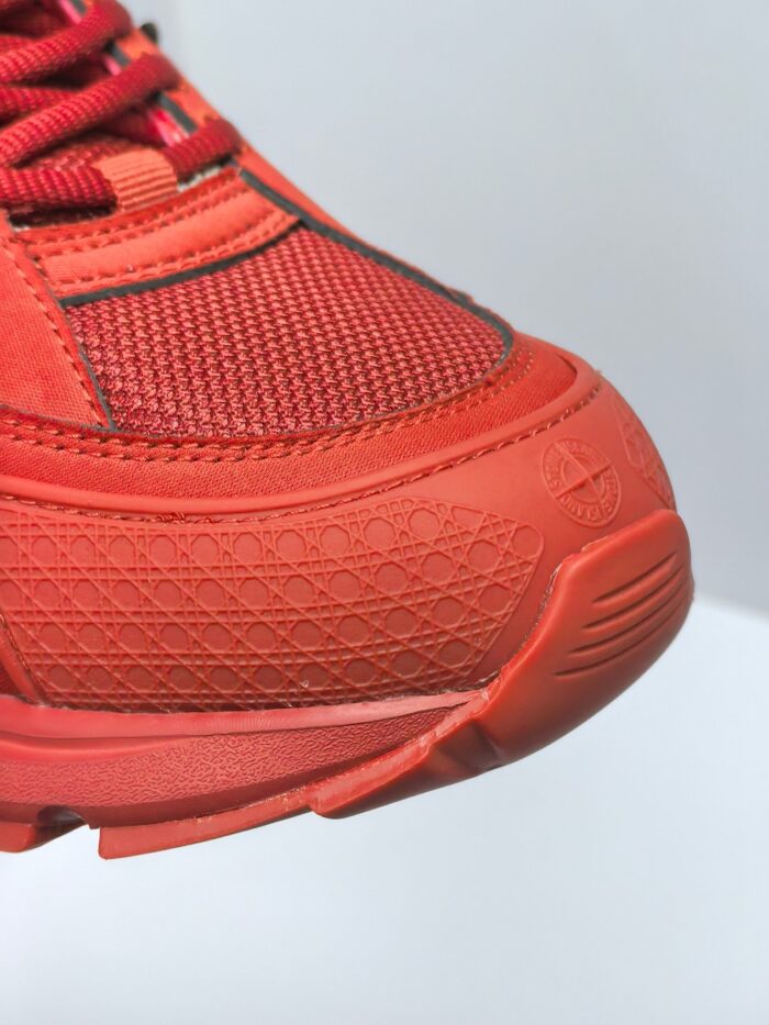 Sneaker da ginnastica rossa, stile sportivo, traspirante e con suola antiscivolo elegante.