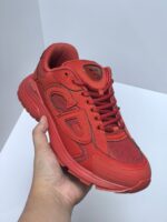 Scarpa sportiva rossa, traspirante e resistente, ideale per stile casual e attività sportive.
