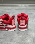 Sneakers da basket rosse con dettagli bianchi e numero 23 embossato, stile retrò, suola multistrato.