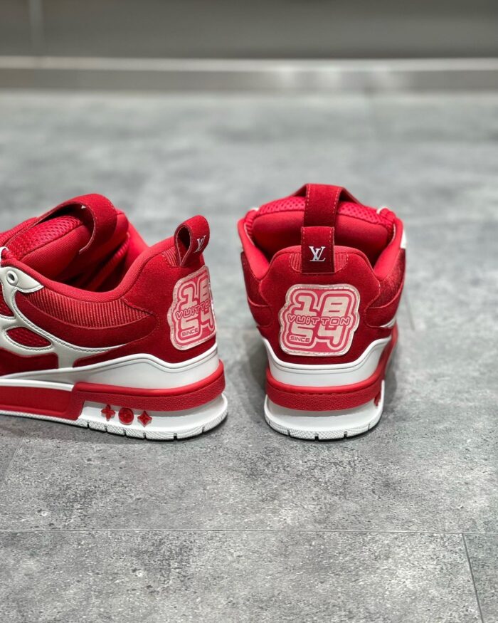 Sneakers da basket rosse con dettagli bianchi e numero 23 embossato, stile retrò, suola multistrato.