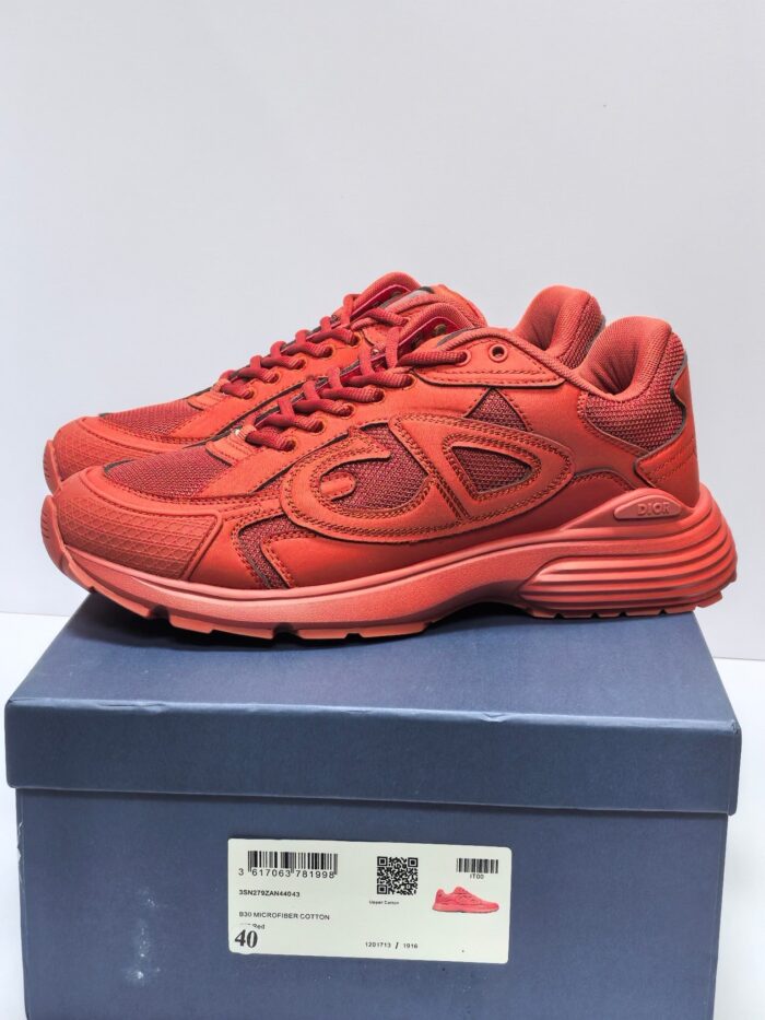 Sneakers rosse sportive su scatola blu, stile urbano, design moderno e comfort assicurato.