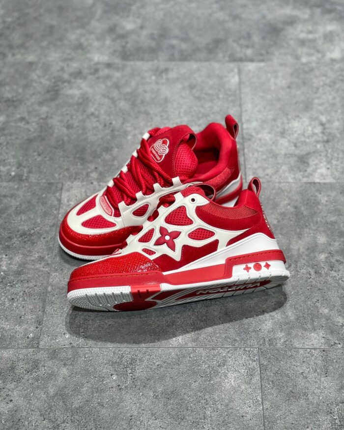Sneakers rosse moderne con stella astratta, suola antiscivolo e design dinamico per stile e comfort.