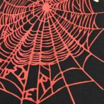 Design di ragnatela rossa Halloween su sfondo nero, decorazione spaventosa e artistica.