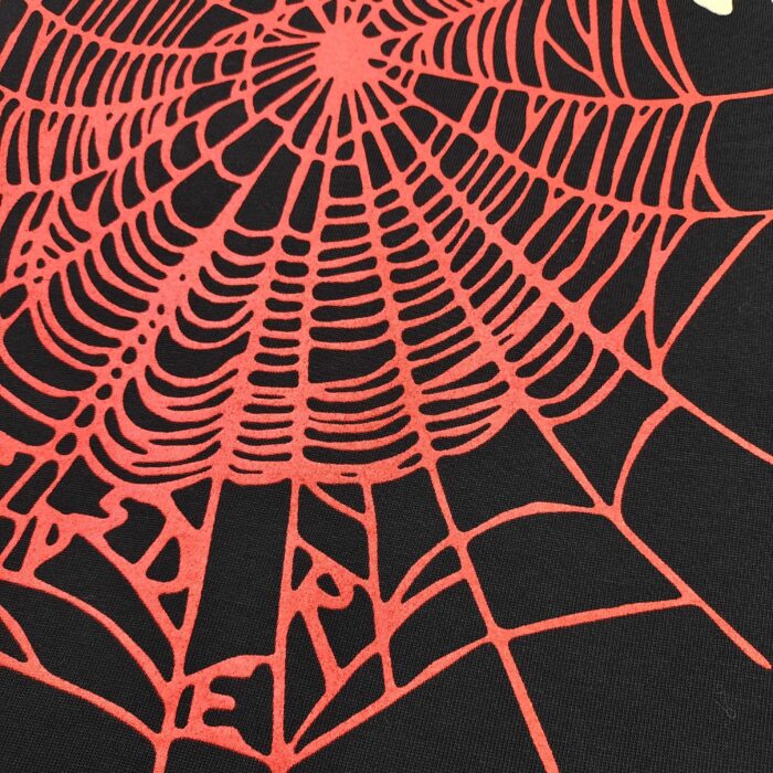 Design di ragnatela rossa Halloween su sfondo nero, decorazione spaventosa e artistica.